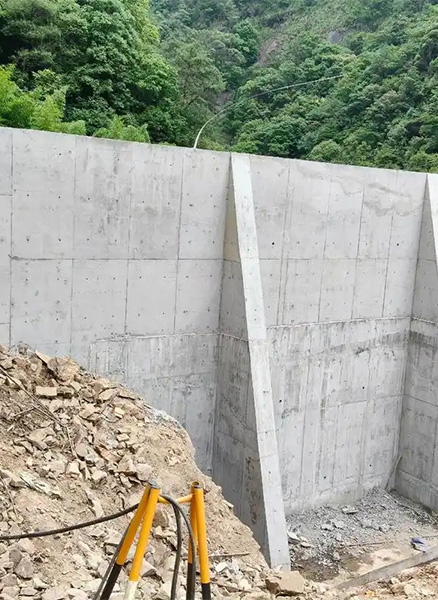 张家口蔚县重力式挡土墙